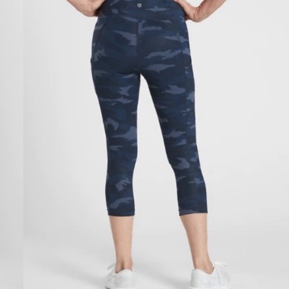 Athleta Ultimate Stash Pocket Navy Blue Camo Capri - Picture 2 of 9